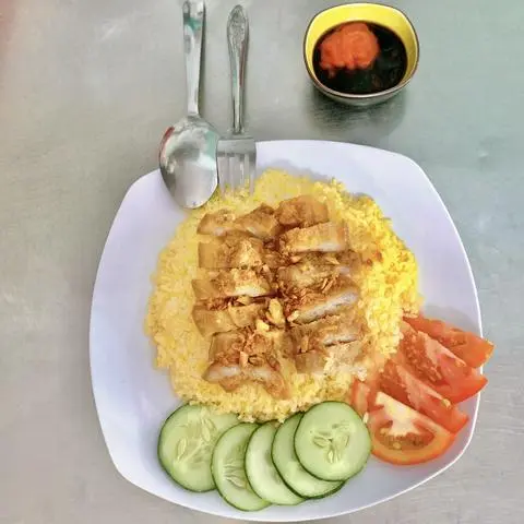 Hình ảnh Cơm ba rọi sốt mắm tỏi- có hủ sốt mắm 