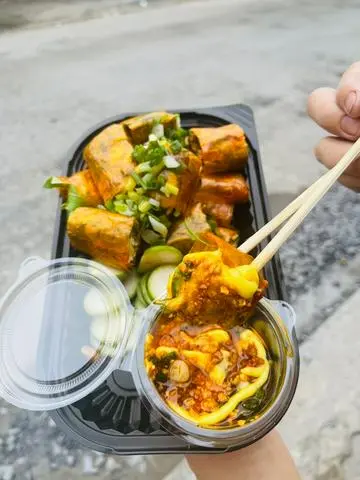 Hình ảnh bánh tráng chấm sốt chua ( ngon hơn khi để nguyên cuốn ) 