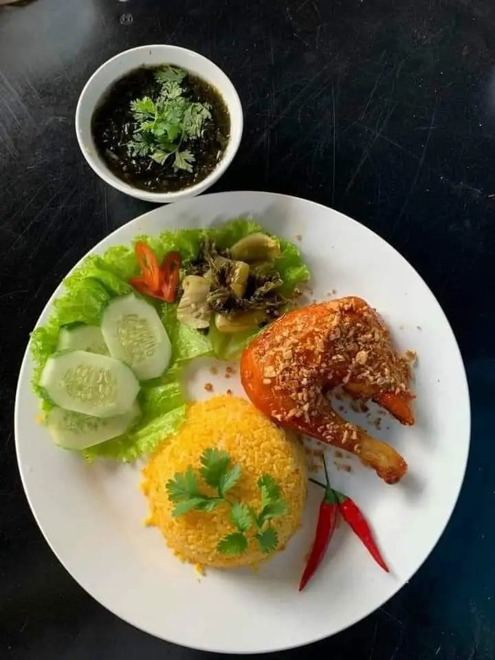 Hình ảnh Cơm gà góc tư xối mỡ da giòn