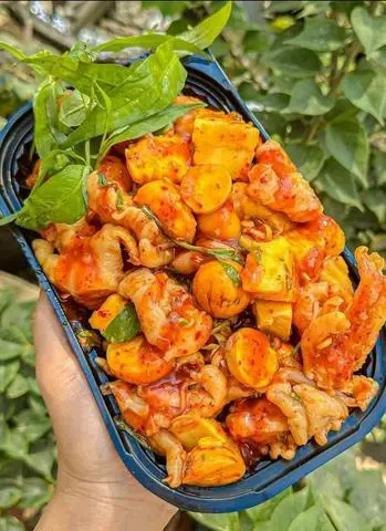 Hình ảnh CHÂN GÀ RÚT XƯƠNG MIX TRỨNG NON SỐT THÁI 