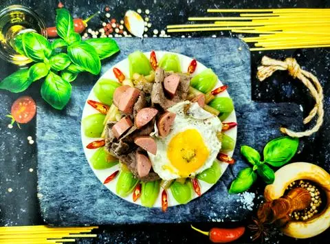 Hình ảnh Xào thịt bò + xúc xích đức + trứng
