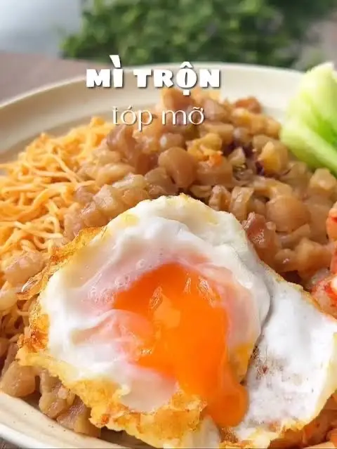 Hình ảnh Mì trộn trứng tốp mỡ