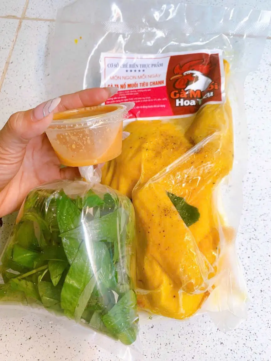 Hình ảnh Gà Ủ Muối Nửa Con - Nước Chấm Đặc Biệt - Rau