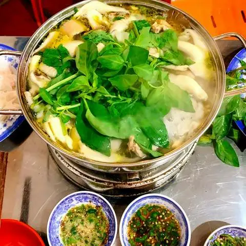 Hình ảnh Lẩu gà lá é vừa