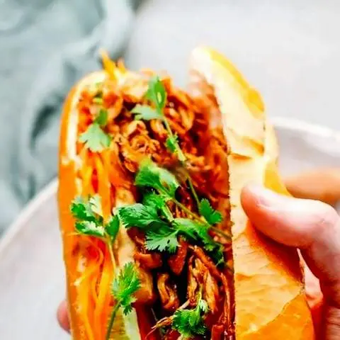 Hình ảnh Bánh mì cá hồi chay