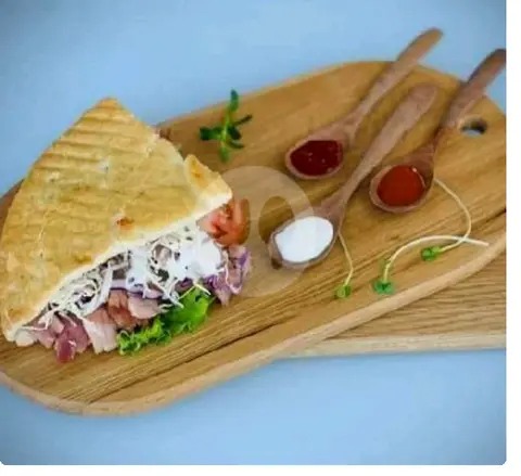 Hình ảnh Bánh mì tam giác đặc biệt( thêm thịt ú nu)