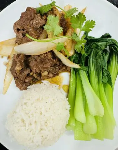 Hình ảnh Bò xào - cải thìa - cơm trắng
