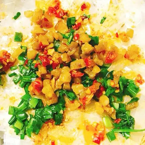 Hình ảnh Bánh tráng trộn sa tế mỡ hành + da heo giòn giòn
