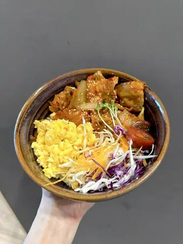 Hình ảnh 1x Cơm Thịt Heo Xào Kim Chi, 1x Súp Miso