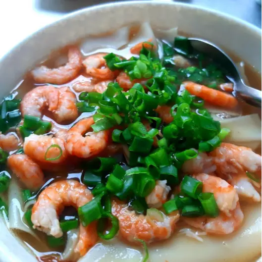 Hình ảnh Hoành thánh tôm khô + nước suối