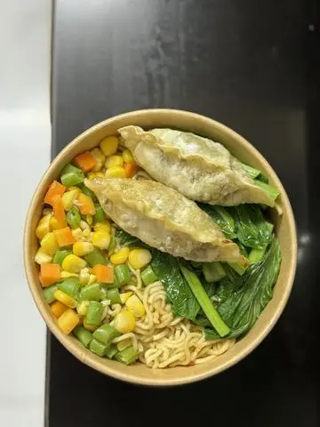 Hình ảnh mì trộn 2 bánh xếp mandu