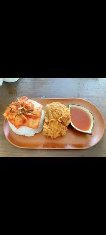 Hình ảnh Cơm Gà Rán, Kimchi Sốt Cay