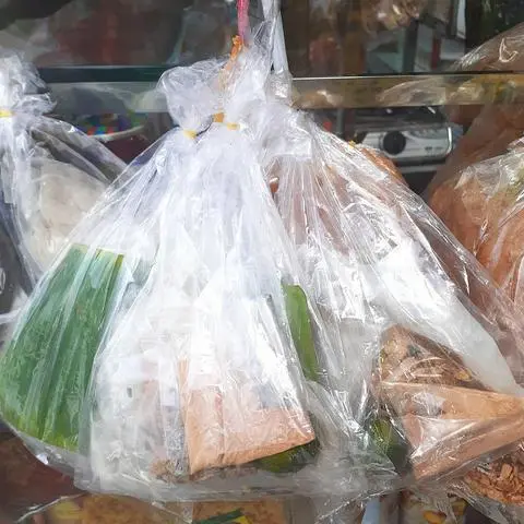 Hình ảnh Bánh tráng tắc sa tế muối nhuyễn ủ lá chuối