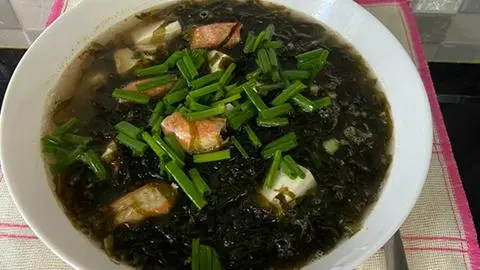 Hình ảnh Canh rong biển nấu tôm - nhỏ