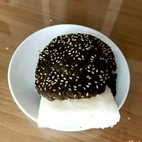 Hình ảnh Bánh tiêu than tre kẹp bánh bò
