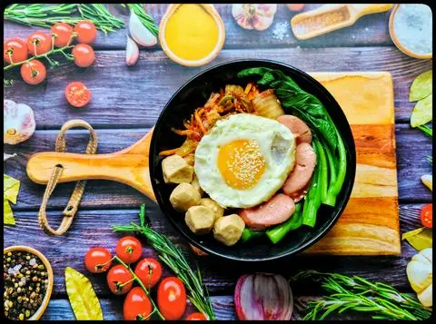 Hình ảnh mì trộn xiên que kim chi + xúc xích đức + trứng