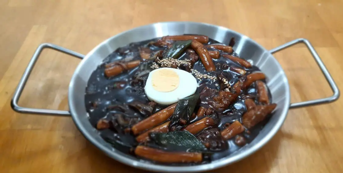 Hình ảnh sốt tương đến topokki(짜장 떡볶이)