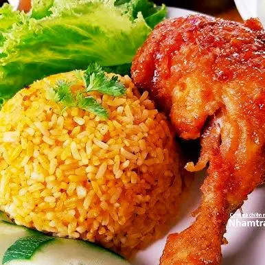 Hình ảnh Cơm Gà Xối Mỡ Đùi Tắm Mắm Tỏi Da Giòn(Gà Nóng)