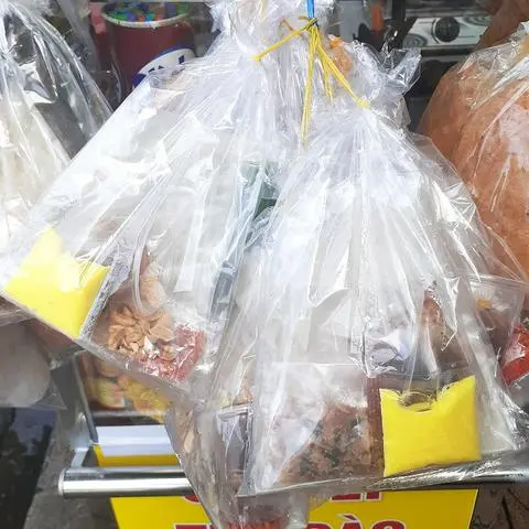 Hình ảnh Bánh tráng chấm sốt me bơ