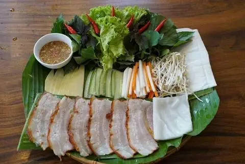 Hình ảnh Bánh tráng cuốn heo quay rau rừng phần 1 người