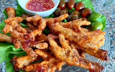 Hình ảnh Chân Gà Có Xương Chiên Giòn Sốt Mắm Tỏi