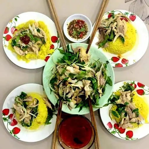 Hình ảnh Combo gỏi gà xé - Cơm 4 Người ăn