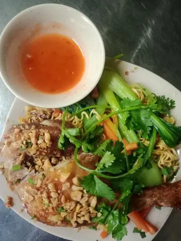 Hình ảnh mì gà sốt mắm tỏi 