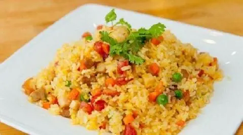 Hình ảnh Cơm chiên dương châu bò lúc lắc