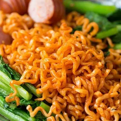 Hình ảnh Mì trộn xúc xích sốt siêu cay 