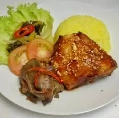 Hình ảnh Cơm Gà Xối Mỡ Má Đùi chiên giòn Truyền Thống ( Tặng Trà Tắc)