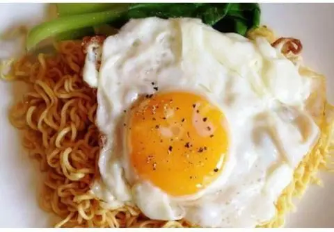 Hình ảnh mì xào ốp la rau