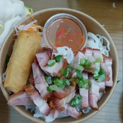 Hình ảnh bún heo quay+chả giò+cafe sữa tươi
