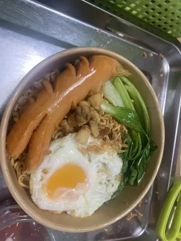 Hình ảnh Mì trộn xúc xích - ốp la - tóp mỡ