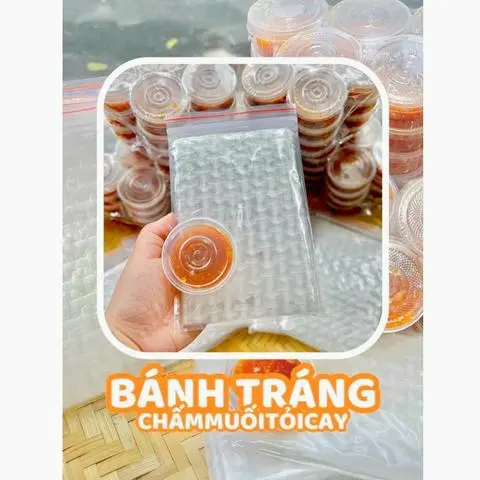 Hình ảnh Bánh Tráng Chấm, Sốt Tắc, Muối, Tỏi Cay Chua Ngọt Đặc Biệt