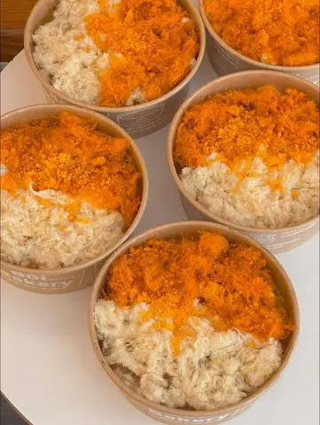 Hình ảnh Bông lan trứng muối chà bông heo mix gà cay