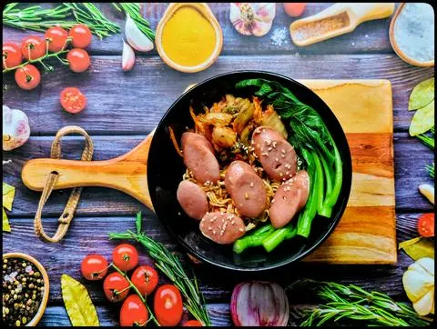 Hình ảnh Mì trộn xúc xích đức kim chi 