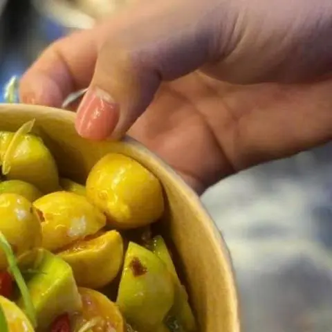 Hình ảnh Chân gà  trứng non sốt thái trung