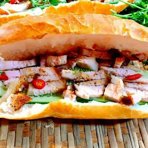 Hình ảnh Bà chủ cho 1 ổ bánh mì thịt heo quay ( không cay)