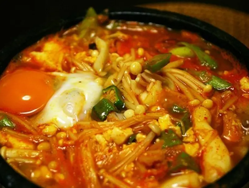 Hình ảnh Mì cay bò trứng lòng đào xúc xích cá viên TẶNG 100G KIM CHI