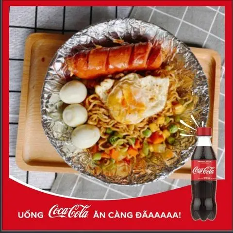Hình ảnh Mì trộn xúc xích trứng ốp trứng cút + Coca