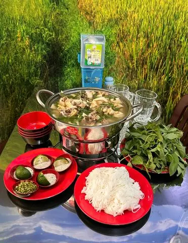 Hình ảnh Lẩu gà lá é phần 4-5 người ăn