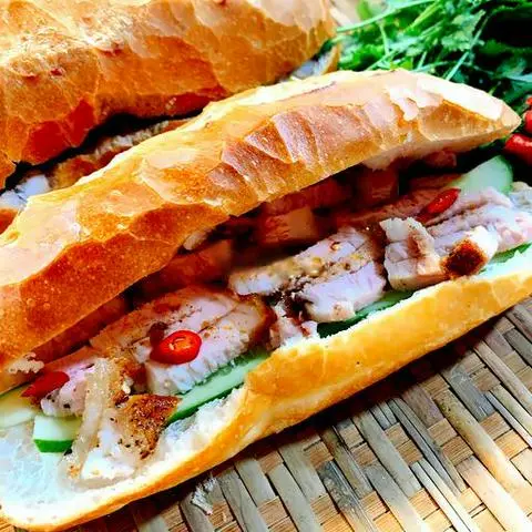 Hình ảnh Bà chủ cho 1 ổ bánh mì thịt heo quay (cay)