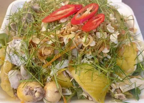 Hình ảnh Gà chặt lá chanh hai người ăn