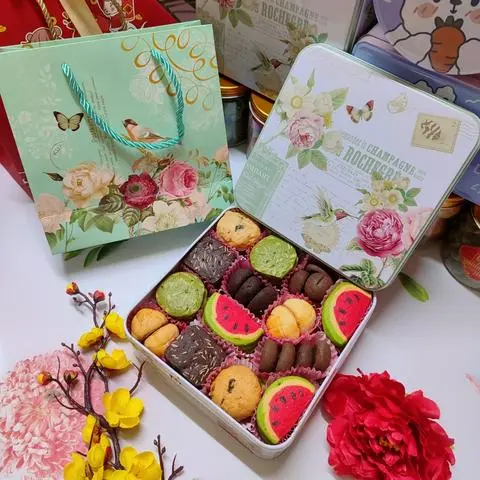 Hình ảnh Hộp cookie thiếc 7 vị ( hộp vuông lớn hoa hồng )