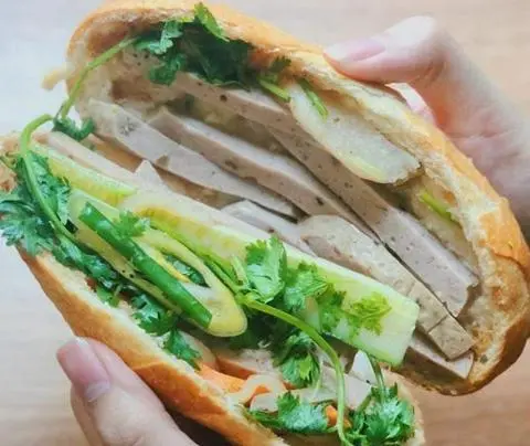 Hình ảnh Bánh mì chả lụa muối tiêu Đặc Biệt