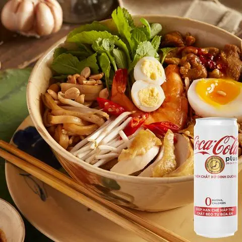 Hình ảnh Mì quảng trộn thập cẩm + Coca