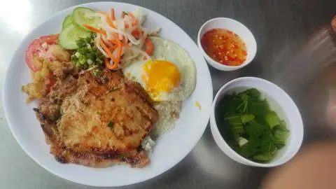 Hình ảnh Cơm sườn ốp la 