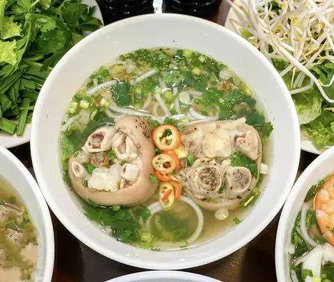 Hình ảnh Bánh canh đầy đủ - giò heo