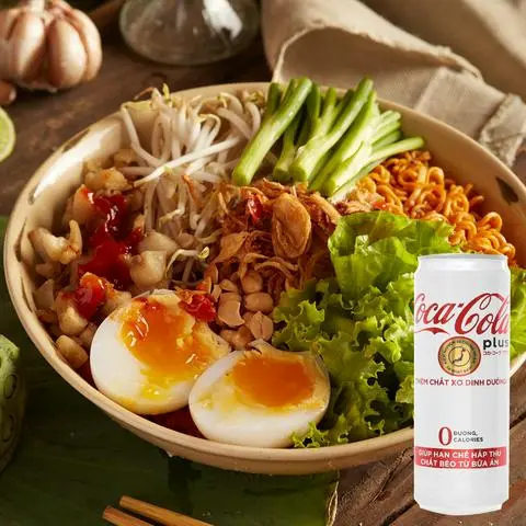 Hình ảnh Mì trộn lòng đào + Coca