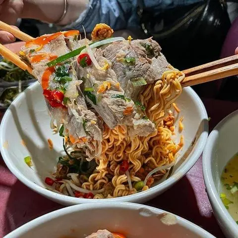 Hình ảnh Mì Gói xương má